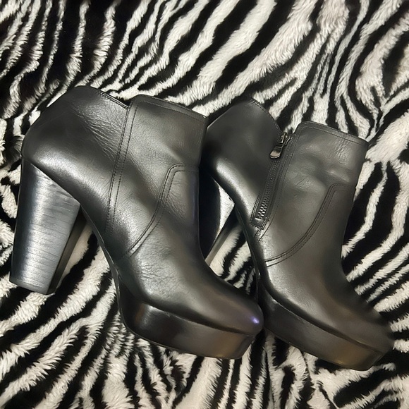 Gianni Bini Shoes - Gianni Bini Black Leather Platform Booties